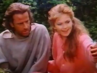 Diane Lane is pointing at something as Christopher Lambert is looking.
